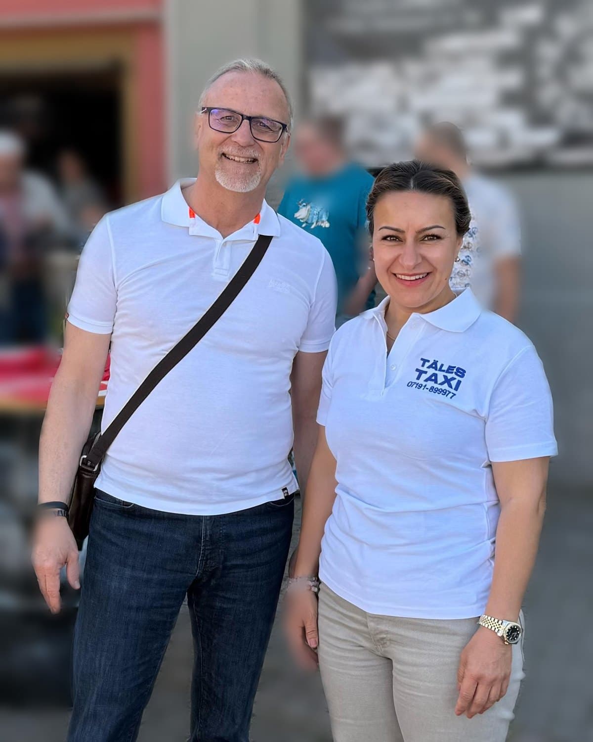 Pembe Akgün im Täles-Taxi-Poloshirt und Reinhold Sczuka bei einem Fest im Freien